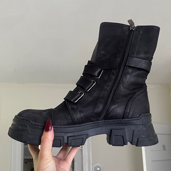 Sleek Black Lofina Combat Boots for Women - Picture 3 of 6